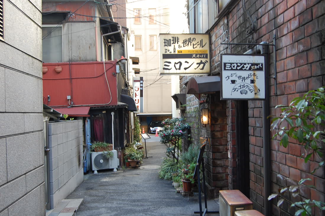 喫茶店へと続く、まちの細い路地
