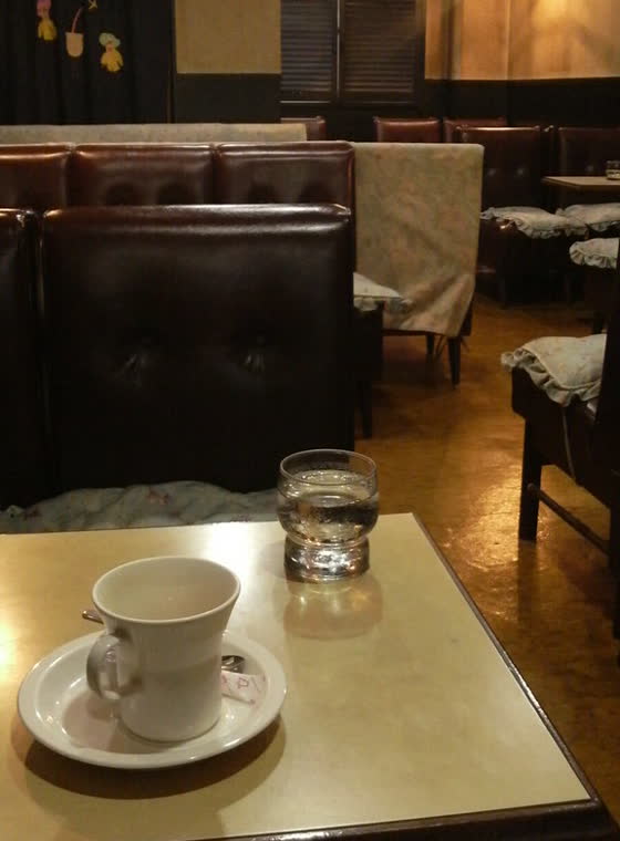革張りのソファ席とコーヒーカップが並ぶ、レトロな店内