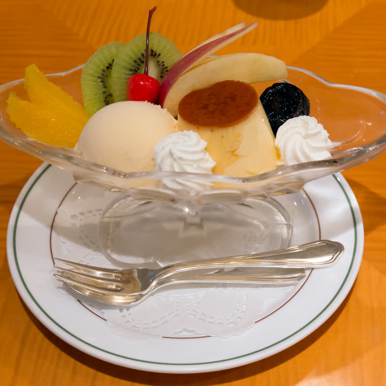 果物とホイップを添えたプリンアラモード