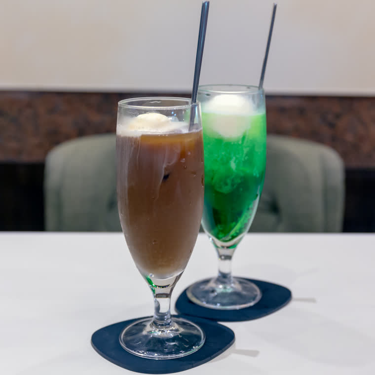 コーヒーフロートとメロンクリームソーダ